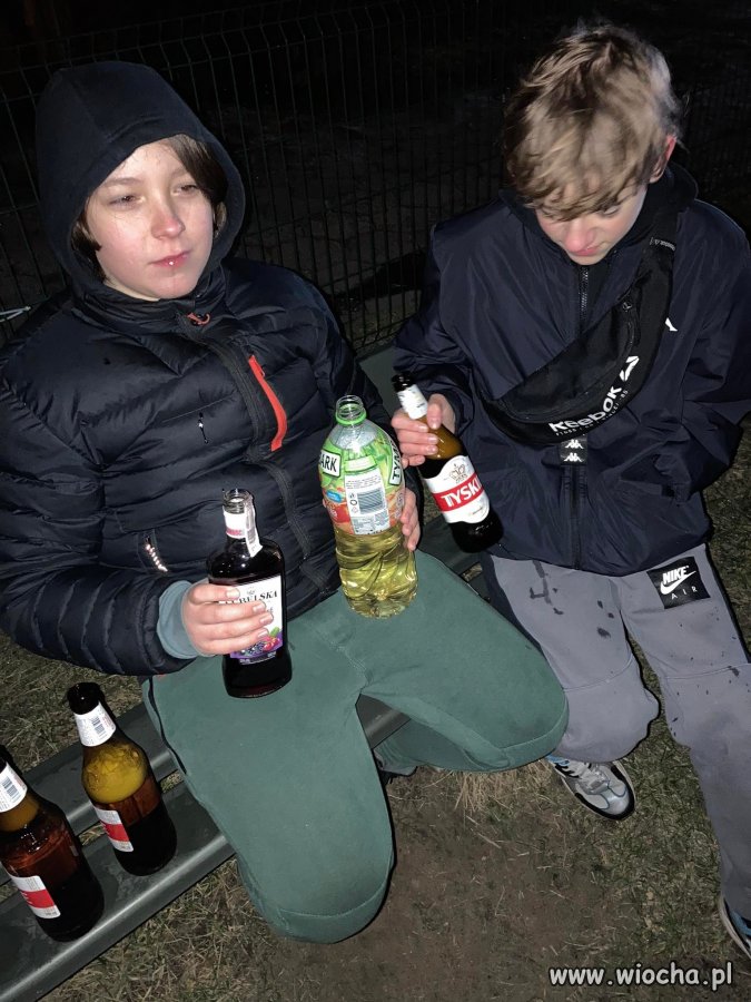 Ledwo z pieluch wyrośli a już sięgają po alkohol..