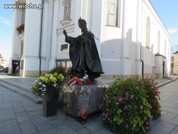  Z papieskiego pastorału zaczęła wypływać woda