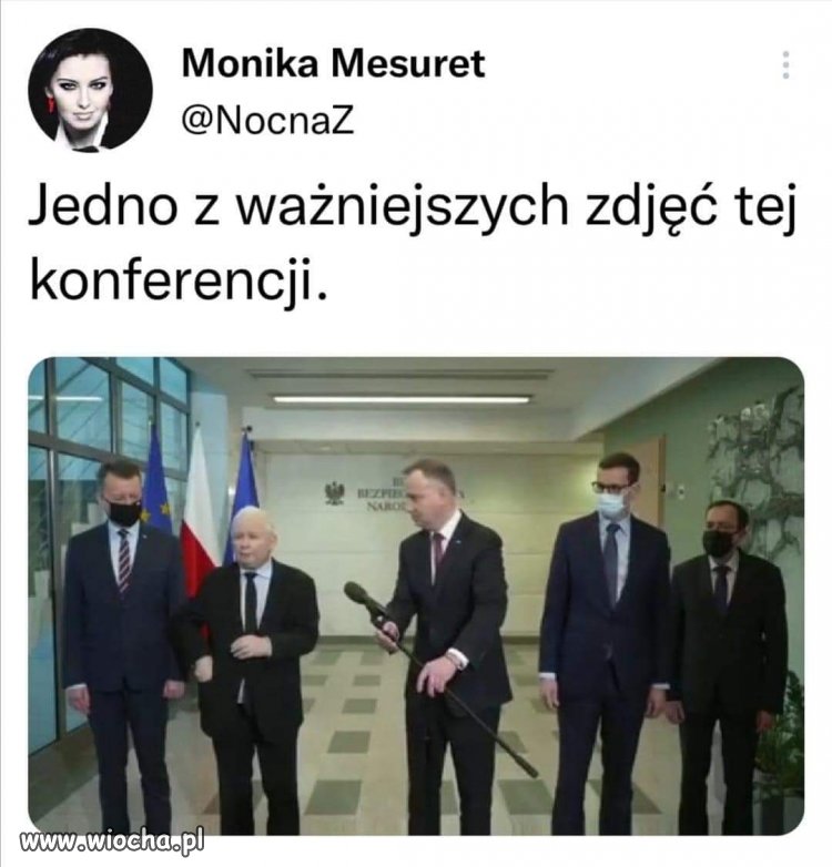 Wolontariusze pomagają emerytom. 