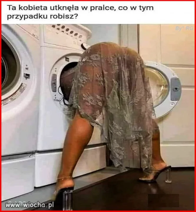 A czego ona tam szuka 