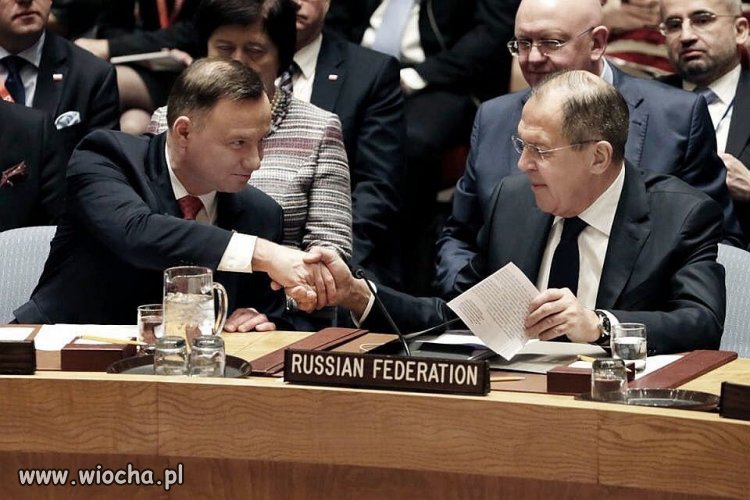 Na fotografii poniżej lekko łysiejący Donald Tusk