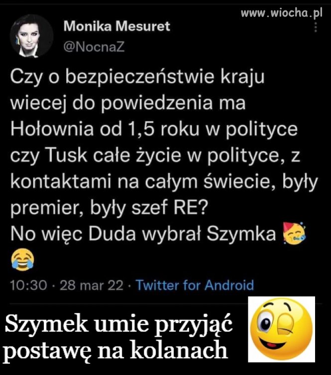 Szymek przyjmuje postawę klęczącą 