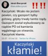 Kacza kupa kłamie w żywe oczy