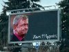 Tak a propos, kto stał obok niego