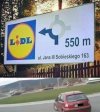 Stawiają takie reklamy i potem debile tak jeżdżą 