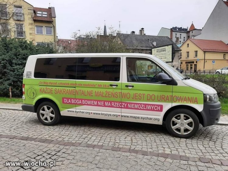 Powinien parkować przed TVP.
