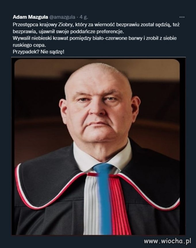 Wywalił niebieski krawat pomiędzy 