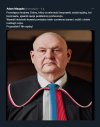 Wywalił niebieski krawat pomiędzy 
