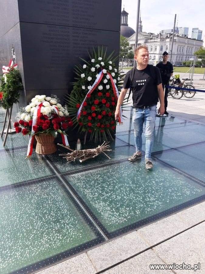 Miesiączka. Nie miał na kwiaty, przyniósł chrust.