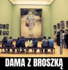 Dama z broszką