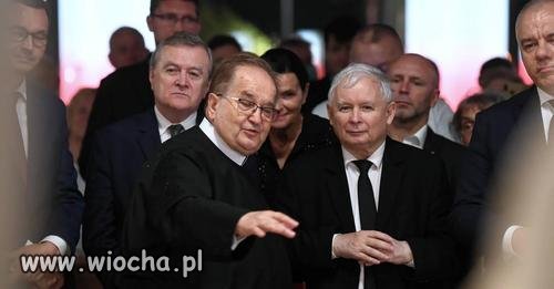 Grupa Trzymająca Łapę... na kasie