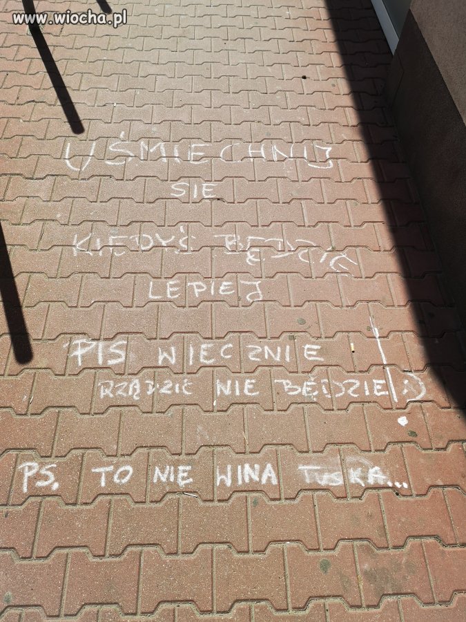Naród pociesza się, jak może. 