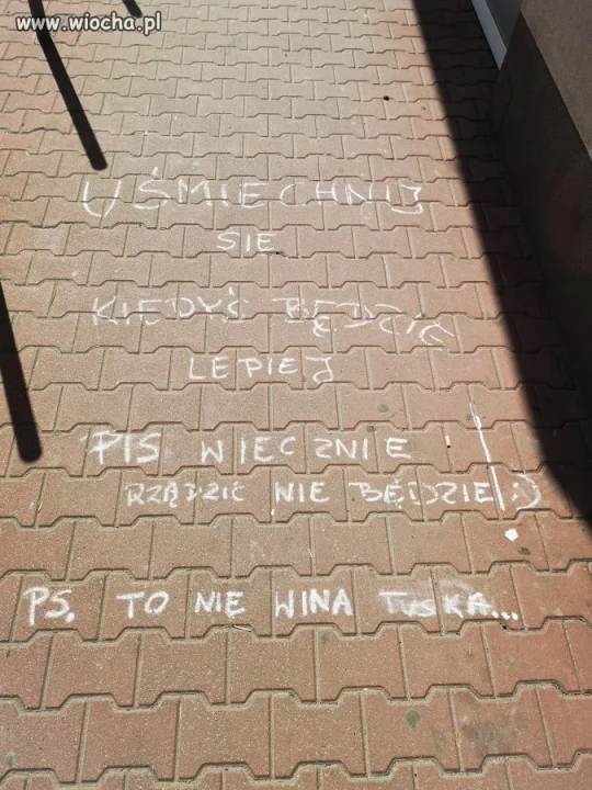 Naród pociesza się, jak może. 