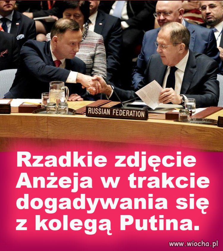 Donald  Tusk ściska się z Ławrowem 