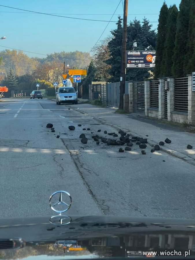 Bogata wieś, węgiel na ulicy leży