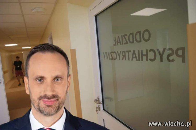 Nie zobaczył napisu na drzwiach podczas selfie