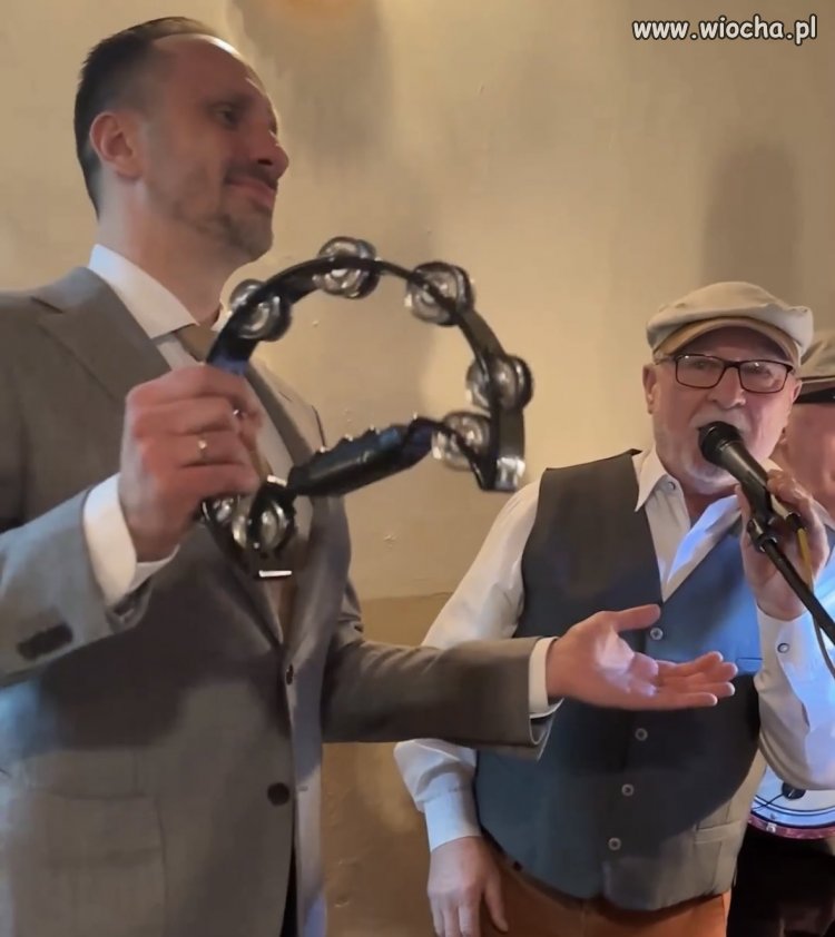 Janusz, tamburyn ma taki uchwyt do trzymania...