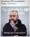 Debil czytał pytania ze smartfona