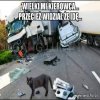 Samochód ma takie duze oczy , a nie widział