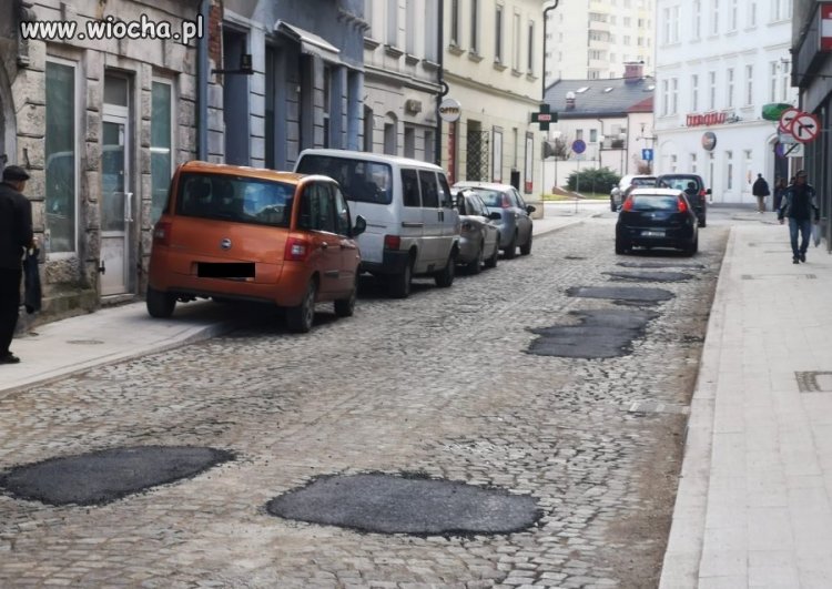 Kostkę połatali asfaltem