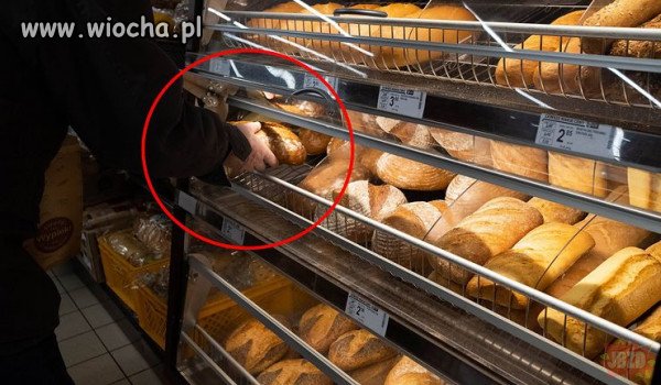 Sprawdzanie pieczywa gołą ręką czy jest świeże.