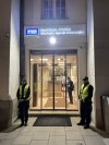 TVP strzeżone przez policję. Symbol Polski PiS.