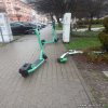 Złomowisko na chodniku
