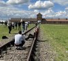 Karyna pozuje w obozie koncentracyjnym