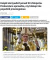Kolejny skoorwiel w koloratce którego ochraniają skoorwiele w tiarach   