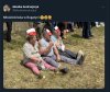 Radosna  twarz, zapał pełen aż kipii w emocjach, a z flag ochronę przeciwsłoneczną sobie zrobili.