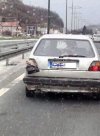 Kwiczy, gdy skręca w lewo