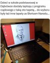 Słońce narodu z brązem na gaciach.