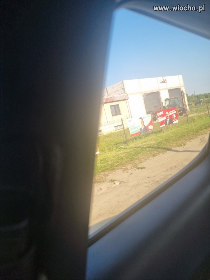 Budynek w budowie, a na nim wisi plakat wyborczy