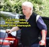 Kotek na kolanka, kubek z ziółkami w dłoń