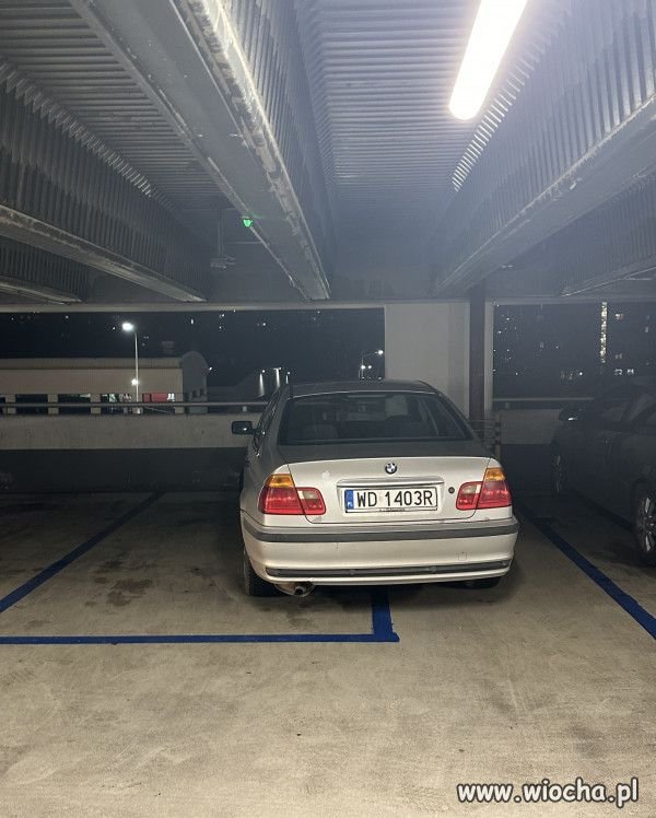 Burakowóz na parkingu galerii handlowej.