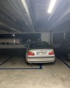 Burakowóz na parkingu galerii handlowej.