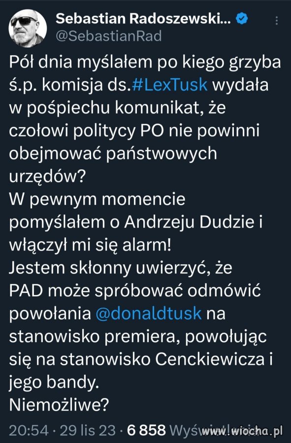 Rezydent pilnie patrzy przez okno pałacu