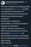 Rezydent pilnie patrzy przez okno pałacu