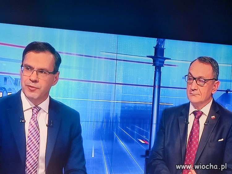 Dwóch propagandystów PiS owskich na jedynym zdjęci