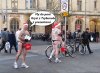 Prawidłowi Mikołaje z prezentami