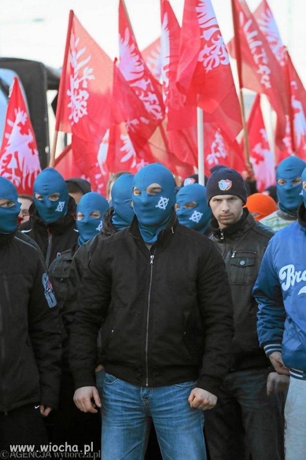 Kaczyńskiemu przeszkadzają ludzie w kapturach