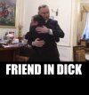 Zaskroniec do piersi przytulony