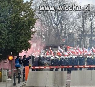 Puścić ich na teren sejmu i tak tam jest burdel.