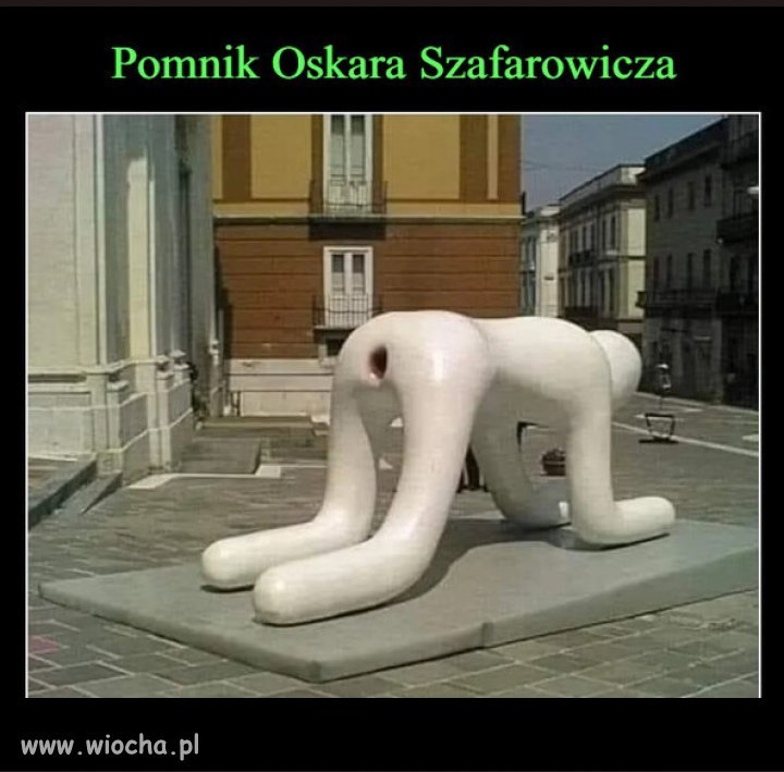 Seminaria zaciekle rywalizują, przed którym stanie ta rzeźba.