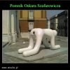 Seminaria zaciekle rywalizują, przed którym stanie ta rzeźba.