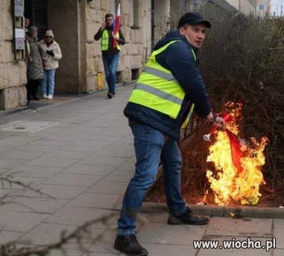 To dzisiaj. Polski rolnik pali Polską flagę ...