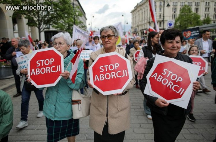 Paniom starszym chyba się transparenty poj…bały! 