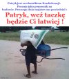 Patryk wykonuje papierkową robotę.
