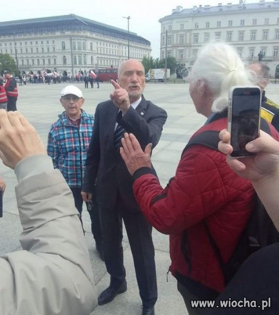 Przepraszam bardzo, a którędy do Mińska? - Tam.