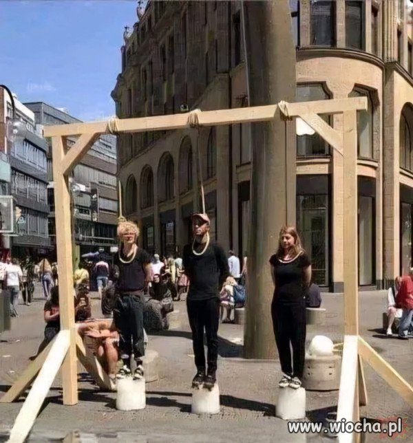 Aktywiści klimatyczni stojący na bryłach lodu.